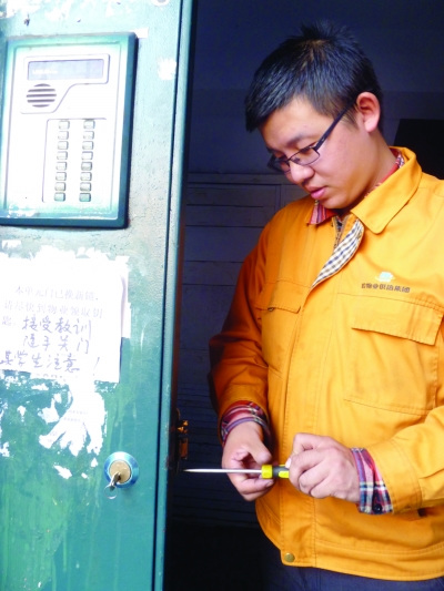 哈尔滨一小区一夜之间28块单元门锁被盗