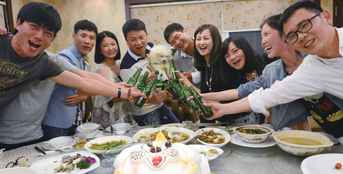 温州土豪为宠物狗设宴办满月酒朋友受邀吓一跳