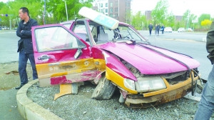 ����һ��ɫ���ۺͳ��⳵·����ײ��2������