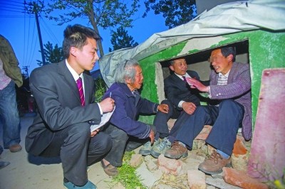 八旬老母遭儿子赶出家门 蜗居阴暗垃圾池(图)(2)
