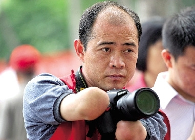 男子被电击截去双手用残肢学用相机成摄影师(图)