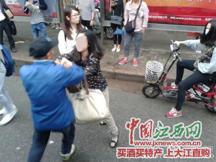 大妈为争座位脚踹女青年老头解围被揪住不放(图)