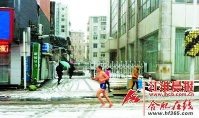 58岁大叔无论寒暑光脚跑步坚持8年喜爱挑战自我