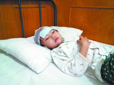 5岁女童患心肌病看病路上被飞来铁板砸伤头部