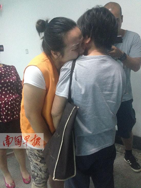 Ϊ��������Բ��Ů�ӹ�ƭ���˶�ͯð�������ӣ�ͼ��