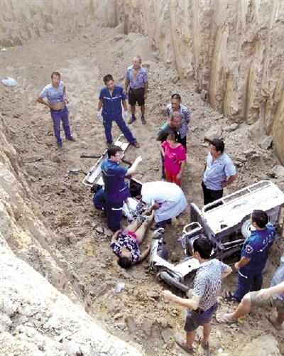 ����ʩ������Χ��Ů��Ϊ������ˮ���������ͼ��