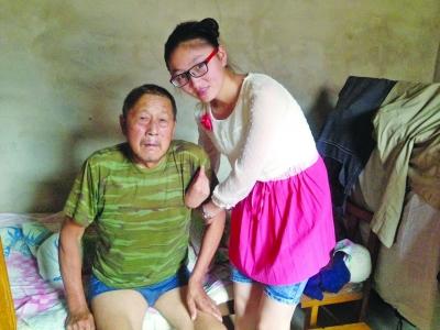 女孩每天打工9小时给爷爷挣药费从小父母离异