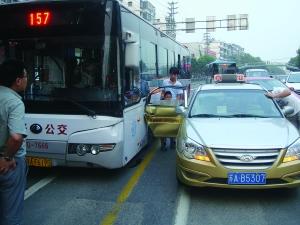 一名六七岁男孩单独乘出租车开门时被公交撞上(图)