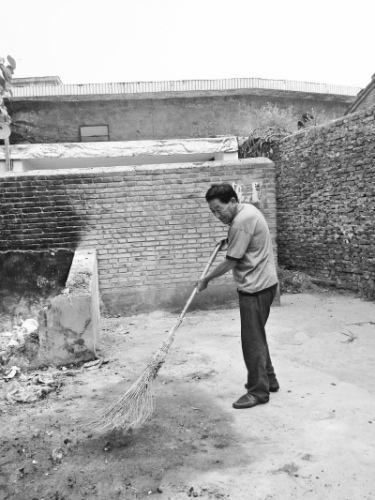 河南濮阳退休副局长义务扫公厕15年除夕夜不停