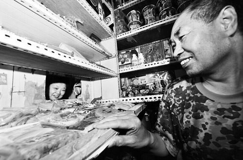 结婚半年妻子遇车祸高位截瘫丈夫悉心照料34载