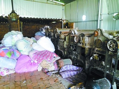 揭秘黑心棉产业链:北京收旧衣河北制成脏棉被