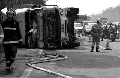 �����Խ���෭ײ����γ���˾�������˵��޴�