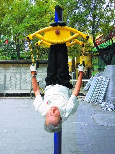 九旬老翁健身有窍门 最爱玩倒挂金钩(图)