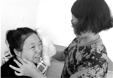 母亲车祸大脑萎缩父亲失踪13岁女孩带母求学(图)