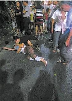 老人过马路被撞死司机称对面灯刺眼没看见(图)
