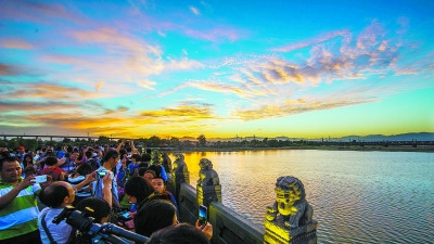中秋夜北京6万市民卢沟桥赏月演员扮兔儿爷(图)