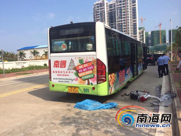 海口一自行车被公交车撞倒后座3岁女童当场身亡