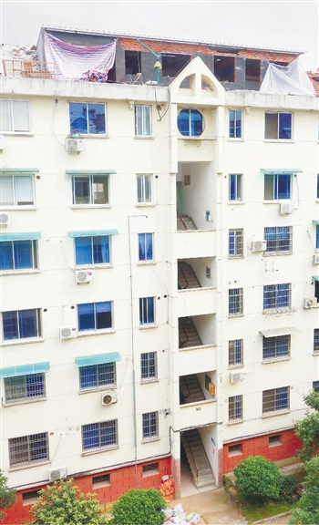 业主“屋顶补漏”盖黑布在楼顶私盖几间房(图)