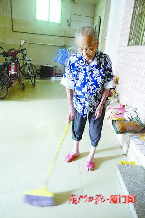 厦门107岁女寿星:自己做饭洗衣还能啃甘蔗(图)