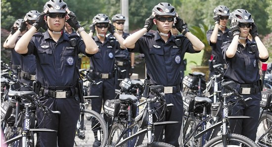 ���ݾ��ٴ�ͷ����Ѳ������һɫ˧����Ů��ͼ��