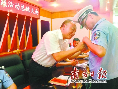 交警推开别人被醉驾车撞重伤获一等功奖章(图)