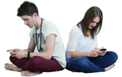 35岁男子玩手机致颈椎退化如70岁专家支招防范