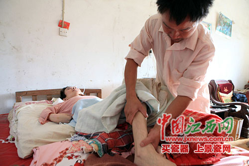 江西一女子分娩后成植物人丈夫照顾整五年(图)