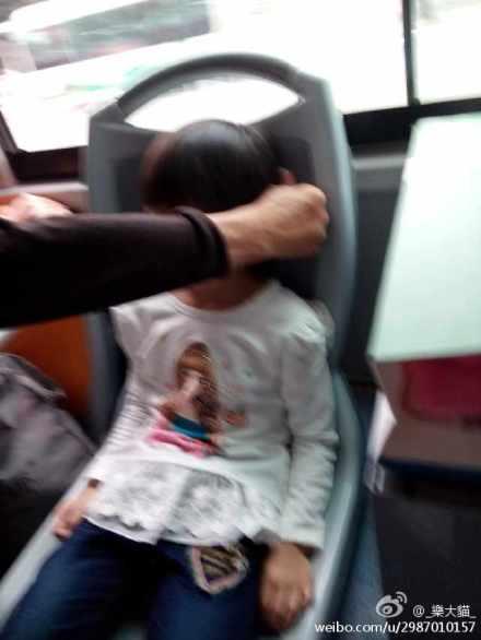 孙女车上睡着爷爷用手当枕头有爱一幕感动网友(图)