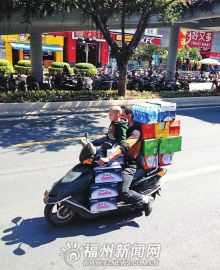 男子骑电动车载货拉小孩网友称其“演杂技”