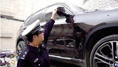 郑州:男子开无牌车撞翻环卫工逃逸被全城围追(图)