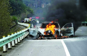 30多万奔驰轿车高速起火烧成光架幸无人伤亡