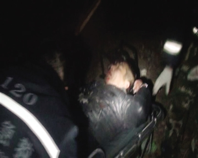 快递货车侧翻司机被卡消防员破拆救出