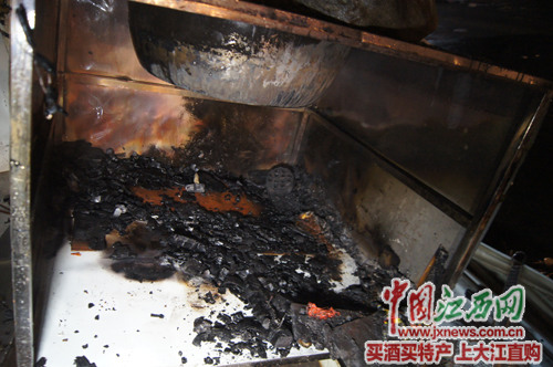 南昌一店面凌晨突发火灾疑为未熄灭煤炉所致(图)