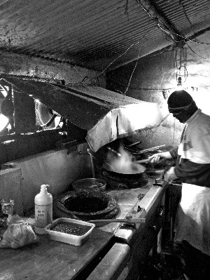 记者暗访北京外卖黑作坊:藏身平房污水横流(图)