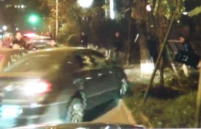 警察持铁棍围堵驾车逃逸嫌犯吓哭路人(组图)