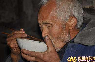 七旬失明老人终身未娶收养弃婴一月花1.8元(图)