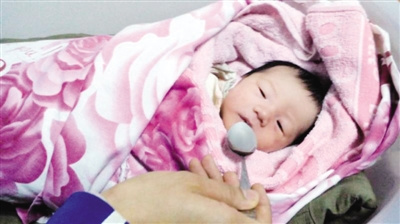 哈尔滨一出生仅一天女婴被弃雪堆警方正寻找其父母