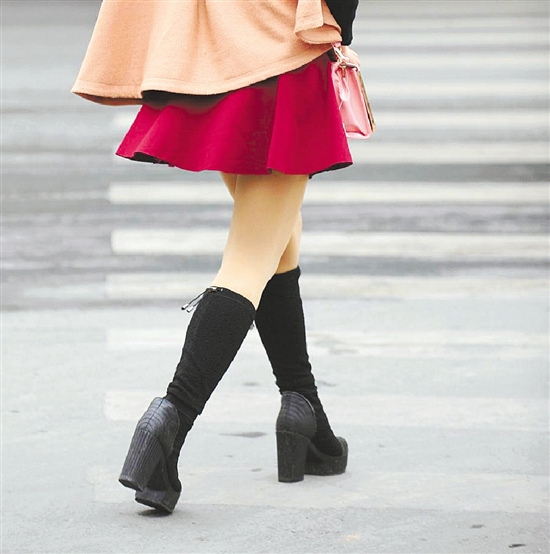 长腿美女天天短裙丝袜冷风一吹大腿又红又痒(图)