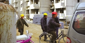 ֣��������28¥��ǽ��ϵ��ȫ��׹��ˤ������