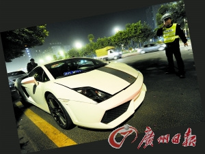 广州飙车族深夜频出没 漂移五分钟"烧钱"上千元