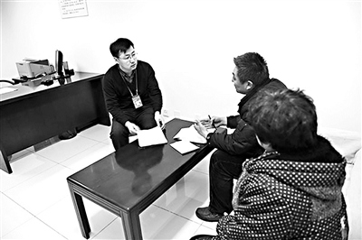 工作人员在信访接谈室与来访群众交流 供图/中央纪委网站