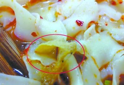 顾客刀削面里吃出创可贴索赔2000元遭拒(图)