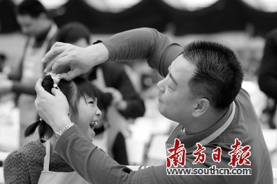 372名父亲聚集广州体育馆为女儿盘中国娃娃头