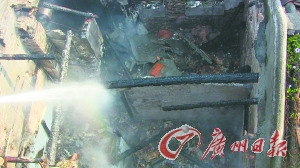 广州一砖木老楼起火楼顶现裂缝无人员伤亡(图)