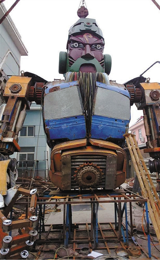 三男子为梦想废旧物品打造机器人"关二爷"(图)