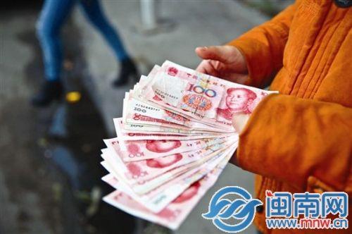 情侣吵架女友当街撒钱 6000元只捡回1700元(组图)