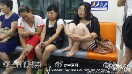 郑州地铁现脱鞋抠脚女一人占两人座位(图)