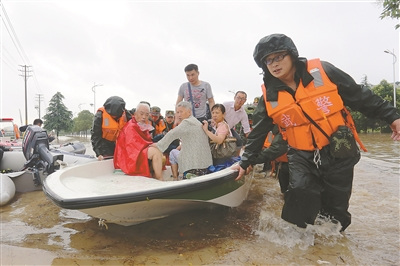 江苏遇严重涝情万亩稻田受淹多方协力抢险救援