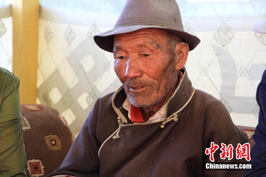 丹增老人向记者讲述了自己的故事.   中新社发 杨喆 摄