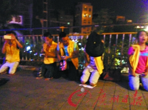 未成年人打暑期工月入500元没完成任务要罚跪天桥